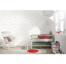 Babyzimmer mit gemusterter Tapete, Wiege und Schaukelstuhl