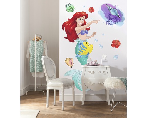 Zimmer mit Wandtattoo Arielle, Kommode und Stuhl