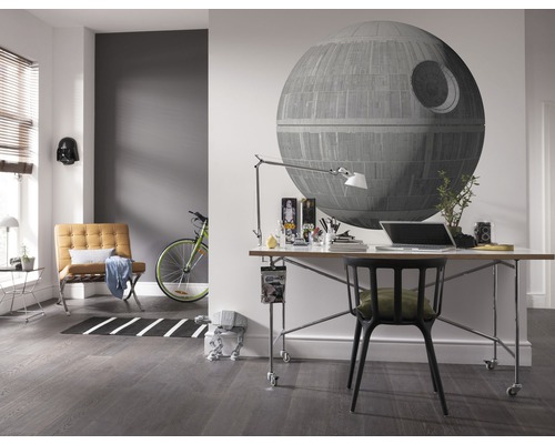 Modernes Arbeitszimmer mit Schreibtisch, Stuhl und Wandbild mit Weltraum-Motiv