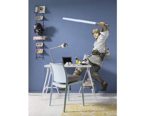 Jugendzimmer mit Schreibtisch, Stuhl, Regal und Star Wars Wandtattoo