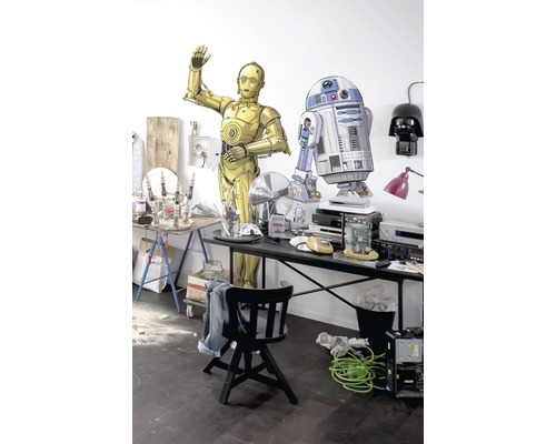 Werkraum mit Star Wars Dekorfiguren C-3PO und R2-D2 auf einem Schreibtisch