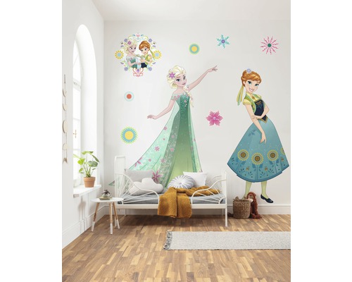 Wandgestaltung mit Wandtattoos von Anna und Elsa aus Die Eiskönigin in einem Kinderzimmer.