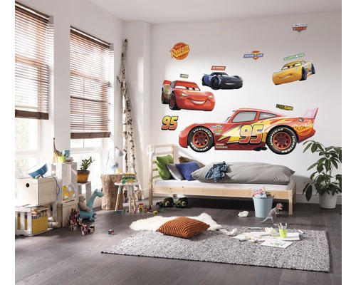 Kinderzimmer mit Wandtattoos von Cars-Motiven, Bett und Spielzeug