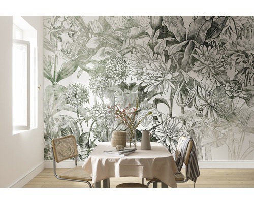 Esszimmer mit Blumentapete, Tisch und Stühlen