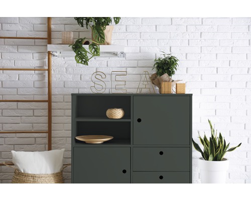 Dekoratives Zimmer mit Kommode, Leiter und Pflanzen