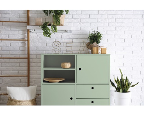 Helles Zimmer mit Kommode, Dekorationselementen und Pflanzen