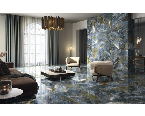 Modernes Wohnzimmer mit blauen und goldenen Fliesen auf Boden und Wand, Sofa und Sesseln