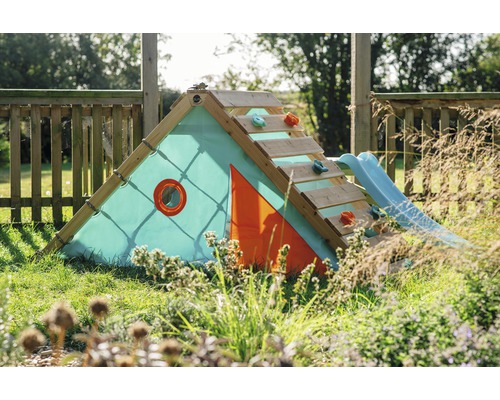 Klettergerüst mit Rutsche und Kletterwand im Garten