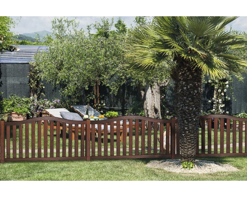 Gartenszene mit Holzzaun, Liegestuhl und Vegetation