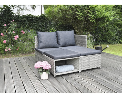 Gartenlounge aus Polyrattan mit grauen Auflagen und Kissen auf einer Holzterrasse