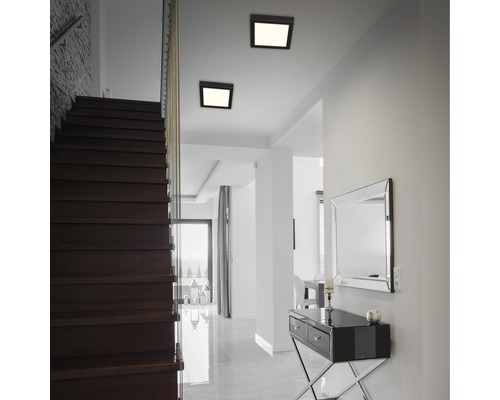 Eingangsbereich mit Treppe, Konsole mit Spiegel und zwei Deckenleuchten