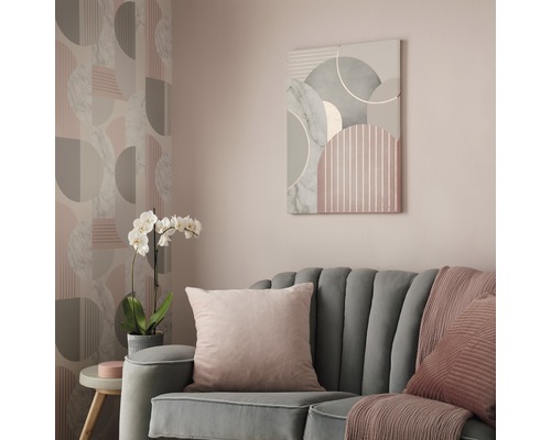 Wohnzimmer mit Couch, Kissen, Wandbild und Tapete mit geometrischen Formen