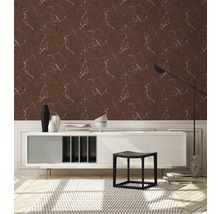 Wohnzimmer mit brauner Marmortapete, Sideboard und Teppich