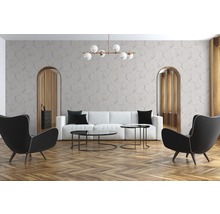 Wohnzimmer mit Sofa, Sesseln, Couchtischen und gemusterter Tapete