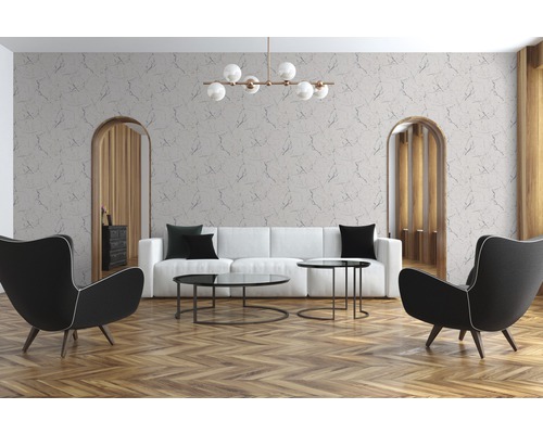 Wohnzimmer mit Sofa, Sesseln, Couchtischen und gemusterter Tapete