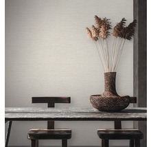 Tapete im Wohnraum mit Holztisch und Dekoration.