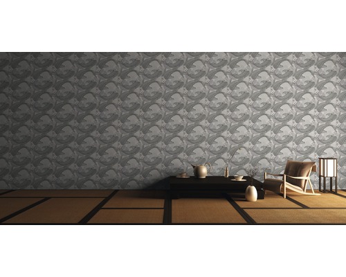 Wohnraum mit gemusterter Tapete mit Fischmotiv, Tisch, Stuhl und Lampe