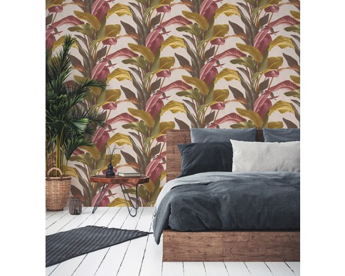 Schlafzimmer mit botanischer Blättertapete, Bett und Zimmerpflanze im Korb