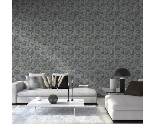 Wohnzimmer mit gemusterter Tapete im Würfeldesign und weißen Möbeln