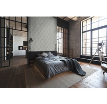 Schlafzimmer mit Bett, Tapete und Fenster mit schwarzem Rahmen