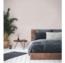 Helles Schlafzimmer mit Holzbett, Nachttisch und Zimmerpflanze