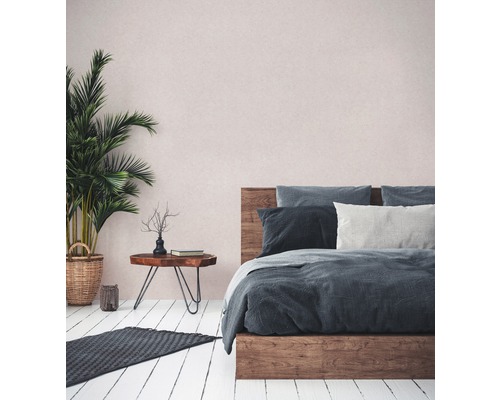 Helles Schlafzimmer mit Holzbett, Nachttisch und Zimmerpflanze