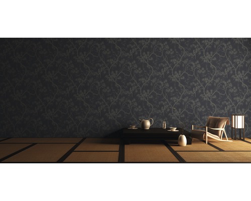 Szene mit gemusterten Tapeten, Tisch, Stuhl und Lampe in einem Zimmer mit Tatamiboden