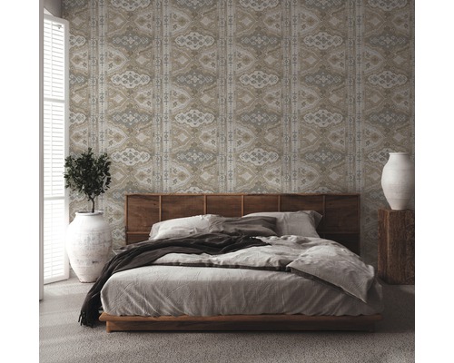 Schlafzimmer mit gemusterter Tapete, Bett und dekorativen Elementen