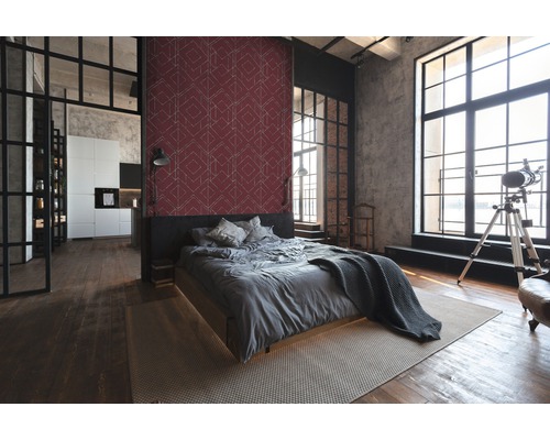Schlafzimmer im Loft-Stil mit geometrischer Tapete, Bett und großem Fenster