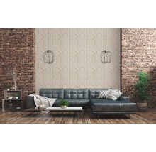 Wohnzimmer mit Couch, Tisch, Ziegelwand und gemusterter Tapete