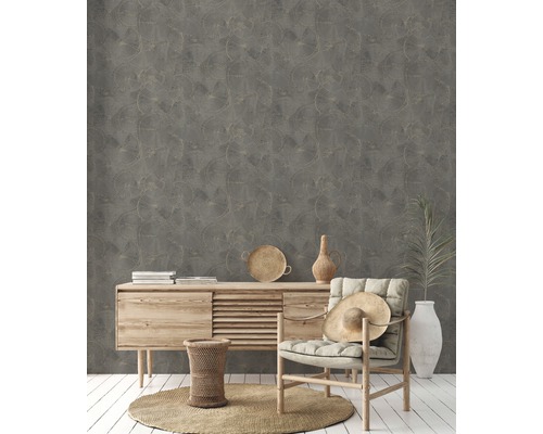 Einrichtungsbeispiel mit gemusterter Tapete, Anrichte, Sessel und Wohnaccessoires für eine behagliche Atmosphäre