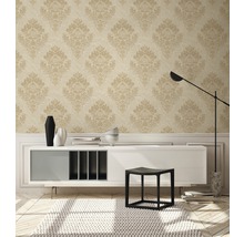Wohnzimmer mit gemusterter Tapete, Sideboard und Stuhl