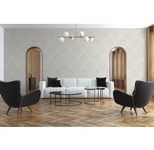 Wohnzimmer mit Tapete, Sofa, Sesseln und Couchtischen