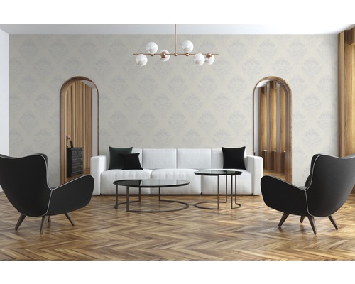 Wohnzimmer mit Tapete, Sofa, Sesseln und Couchtischen