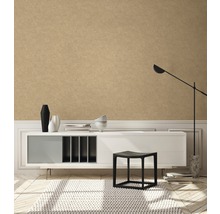 Helles Wohnzimmer mit beiger Tapete, weißem Sideboard, Lampe und Teppich
