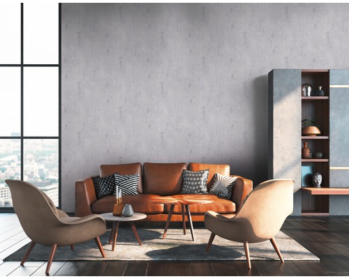 Wohnzimmer mit braunem Ledersofa, Sesseln und modernem Bücherregal