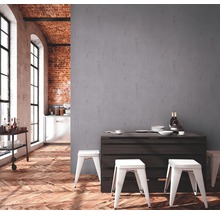 Essbereich im Loftstil mit Holzboden, Esstisch, Stühlen und Küchenbereich
