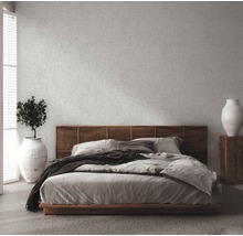 Schlafzimmer mit Doppelbett, Nachttisch und Dekoration