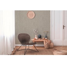 Dekoratives Zimmer mit brauner Tapete, Holzfußboden und Rattanmöbeln für eine gemütliche Atmosphäre.