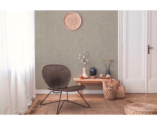 Dekoratives Zimmer mit brauner Tapete, Holzfußboden und Rattanmöbeln für eine gemütliche Atmosphäre.