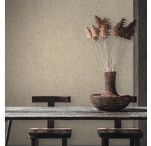 Beige Vliestapete in einem Esszimmer mit Holztisch und Dekoration