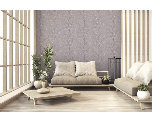 Helles Wohnzimmer mit Tapete, Sofas und Pflanzen