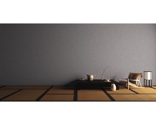 Japanisches Interieur mit Tisch, Geschirr, Sessel und Lampe auf Tatamiboden.