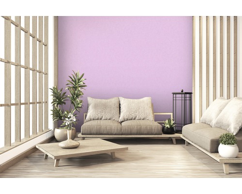 Wohnzimmer mit Möbeln im japanischen Stil und lila Wand