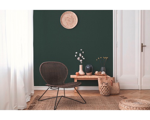 Dekoratives Wohnzimmer mit Stuhl, Tisch und Wanddekoration