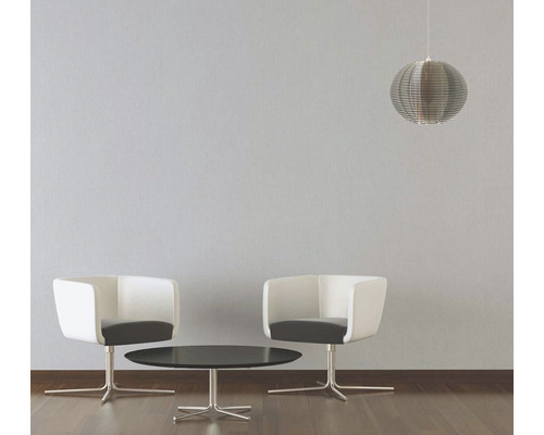 Wohnzimmer mit zwei Sesseln, einem Tisch und einer Hängelampe