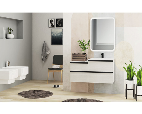 Badezimmer mit Waschbeckenunterschrank, Spiegel, Handtüchern und Dekorationen.