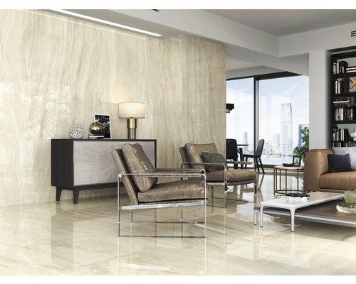 Modernes Wohnzimmer mit polierten Fliesen, Sesseln und Sideboard