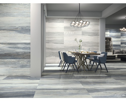 Heller Raum mit Esstisch, Stühlen und Fliesen in Marmoroptik