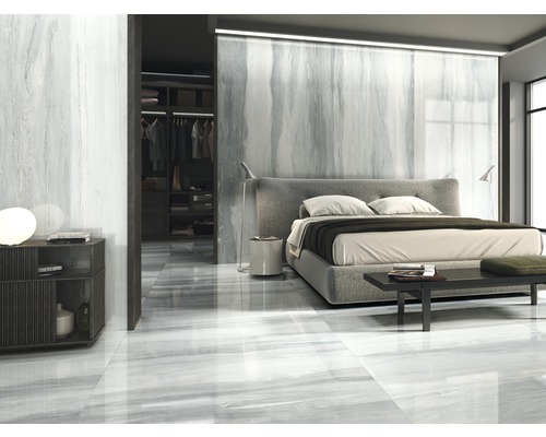 Modernes Schlafzimmer mit Fliesenboden, Bett und Schrank